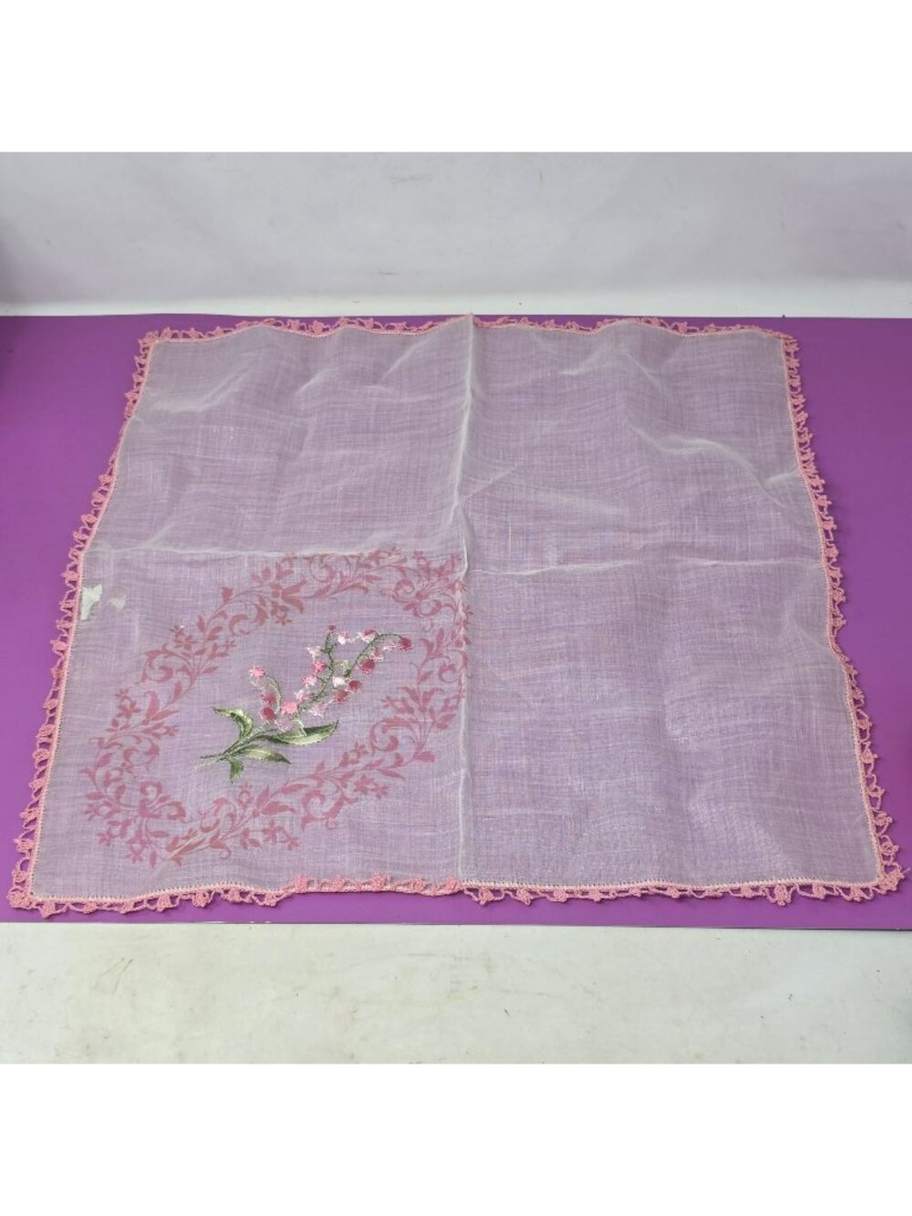 Vintage Pink Embroidered Handkerchief With Floral Design & Crochet Lace‎ Edges